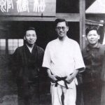 Le Dojo Shotokan vers 1940.
De gauche à droite :
Tsunejiro-Uemura-1906-2002-
Yoshiaki-Hayashi-1907-1989-
Gigo-Funakoshi.
Le signe en haut porte le mot Shotokan ecrit en Inkan